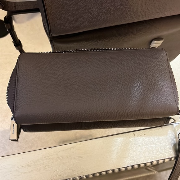 Michael kors taupe accordion medium bag with silver hardware. - Picture 4 of 12